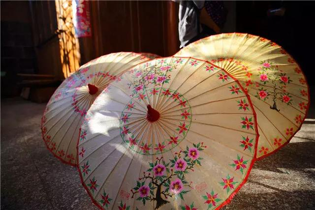撑一把油纸伞 邂逅腾冲的雨巷：满满乡愁落双肩|一把油纸伞|油纸伞|纸伞