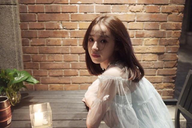 斗鱼周二珂难得跳舞却尴尬的躲在桌子底下,网友称:你凉了!