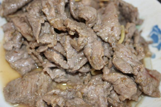 为何说“横切牛羊，竖切猪”？亲身试验后告诉你，别再搞错了！|羊肉|牛羊肉|茶匙|洋葱|肌肉_新浪新闻