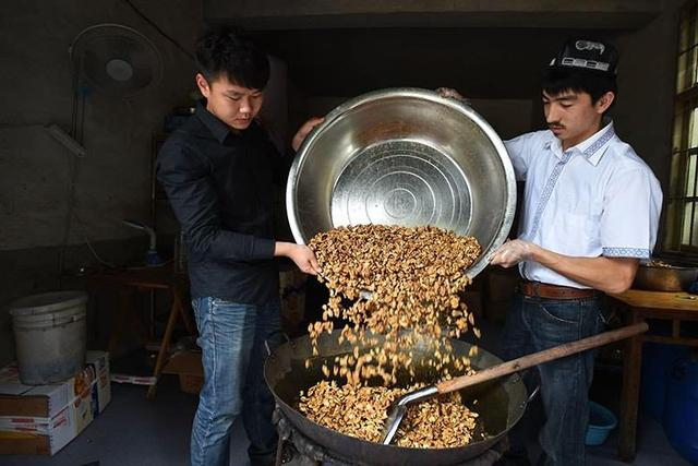 切糕降价后为何仍少有人购买?小贩无奈说出缘由,网友:自作自受