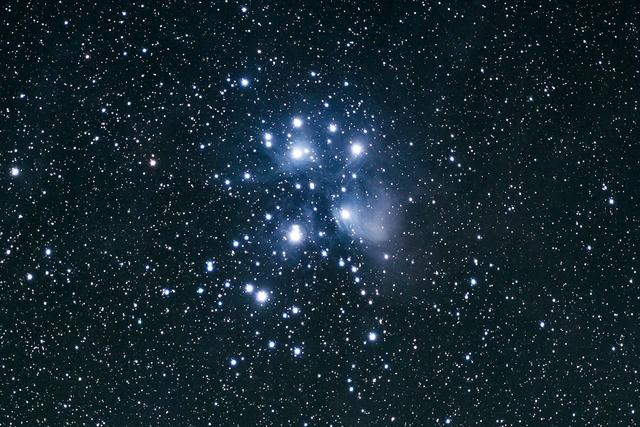 七姐妹星团:又名“昴星团”,是距离地球最近也是最亮的疏散星团