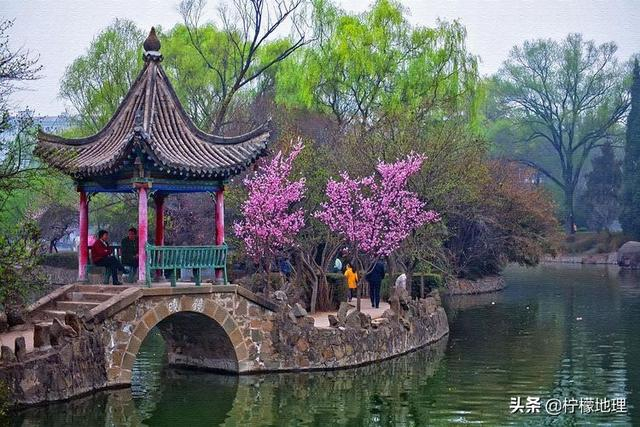 陕西凤翔,苏轼曾在在这里做官,有一个湖景色秀丽,人文历史独特