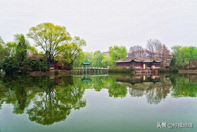 陕西凤翔,苏轼曾在在这里做官,有一个湖景色秀丽,人文历史独特
