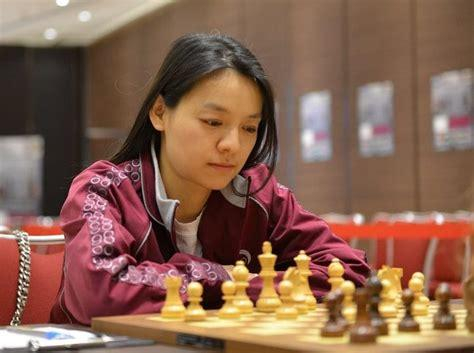 远嫁卡塔尔的诸宸与丈夫近照:结婚19年有了夫妻相,丈夫名气大