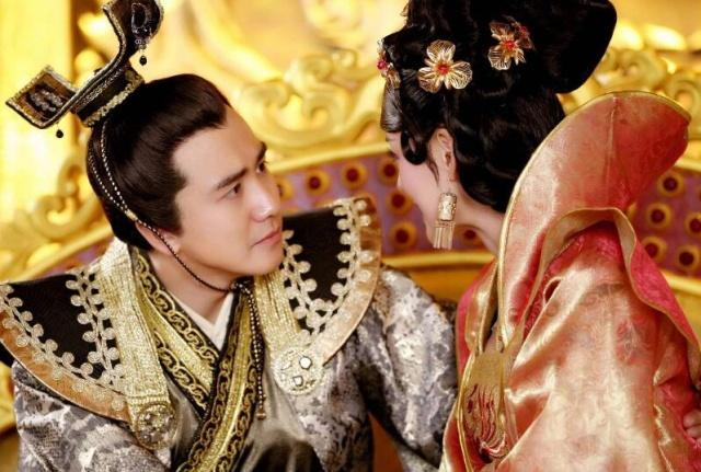 她是女版刘备，虽是皇后却日日向贵妃请安，皇帝赞叹：真是贤妻