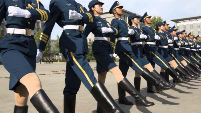 女军人一出来，很多人却被丝袜吸引了，她们为什么要这么穿呢？