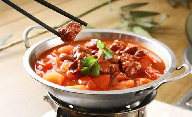西红柿炖驴肉的做法首先我们需要把驴肉洗净,然后选择把驴肉泡一泡水