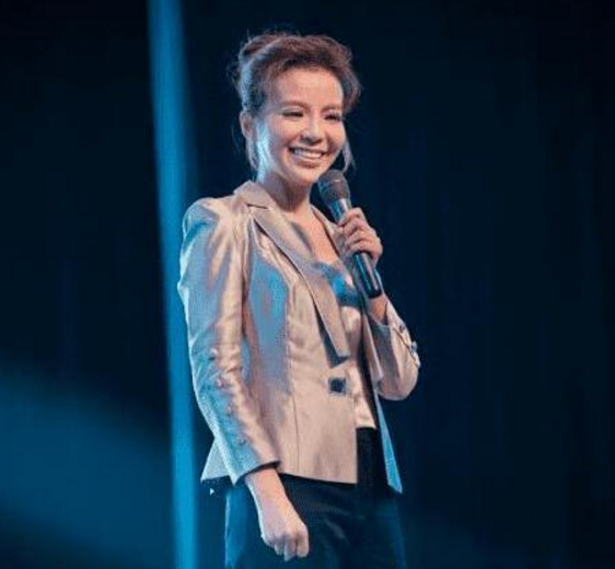 朱迅癌症之后首次露面,骨瘦如柴面容憔悴,网友:心疼!|癌症|朱迅|央视主持人_新浪新闻