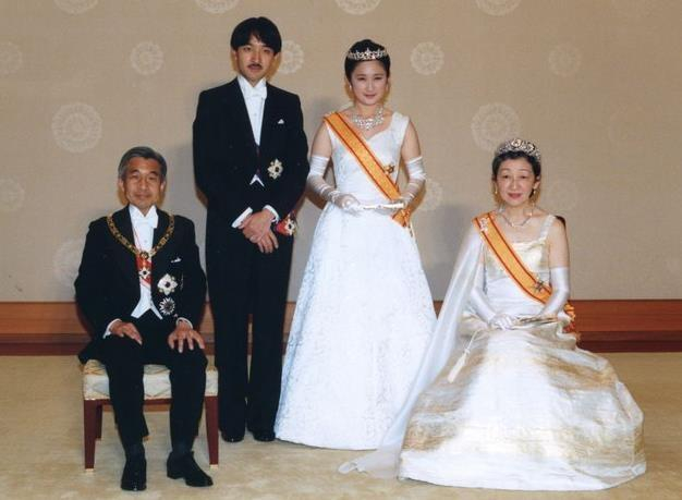 日本皇室的王妃们为啥结婚不穿和服,而是选择穿西式礼服?_新浪新闻