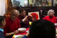 77岁赵忠祥会所私照曝光,与黑衣美女合唱《再回首》