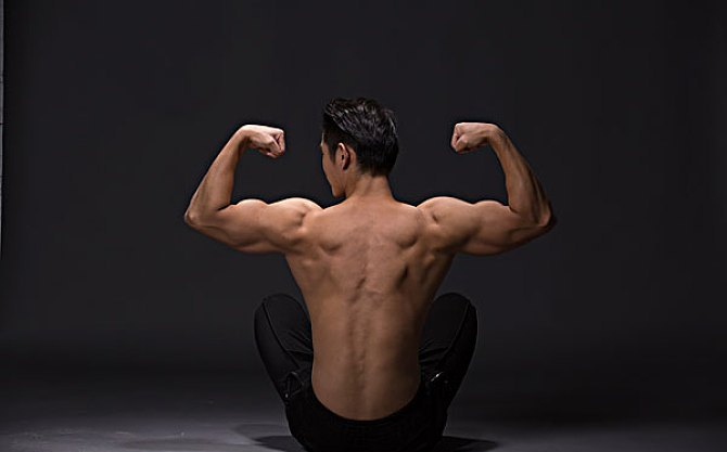 动作六、罗马尼亚硬拉