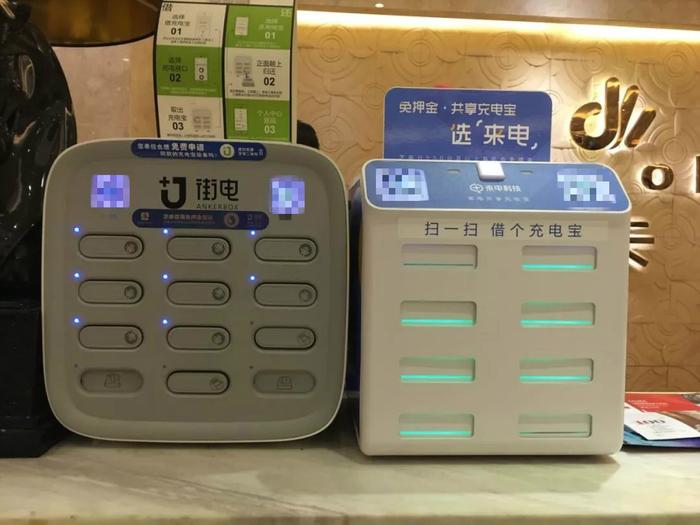 某家KTV前台,摆放着两家共享充电设备,锌财经摄