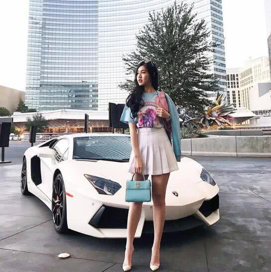 越南26岁女富二代因奢侈生活成网红,每天按心情选豪车出行