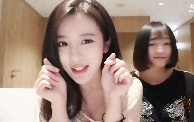呆妹儿穿丝带衣服做直播，一个画面露出好身材，呆妹儿脸都红啦