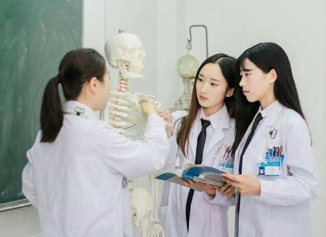 初中学历,想转行学医当医生,该怎么做?学历是硬伤!|学历|医生|中医_新浪新闻