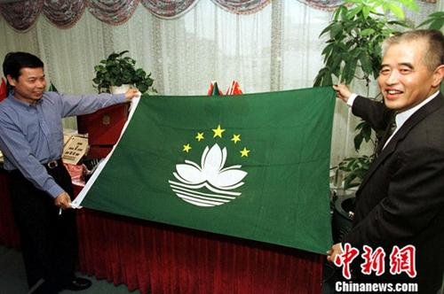 　　1999年5月6日，用中国国家标准制造的中国国旗、国徽与澳门特区区旗、区徽在澳门亮相。中新社发 毛建军 摄