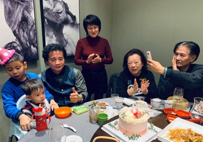 章龄之晒一家人为爸爸、婆婆庆生，两个大眼睛儿子实力抢镜