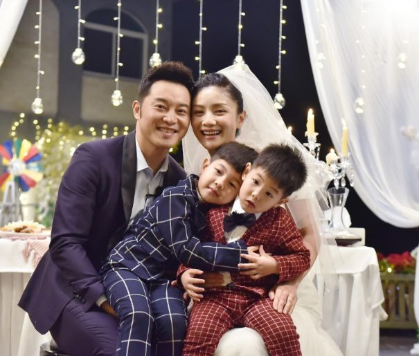 娱乐圈几对姐弟恋结婚,年龄差10岁不是问题,原来这对夫妻也是