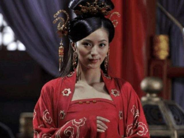她是女版刘备，虽是皇后却日日向贵妃请安，皇帝赞叹：真是贤妻