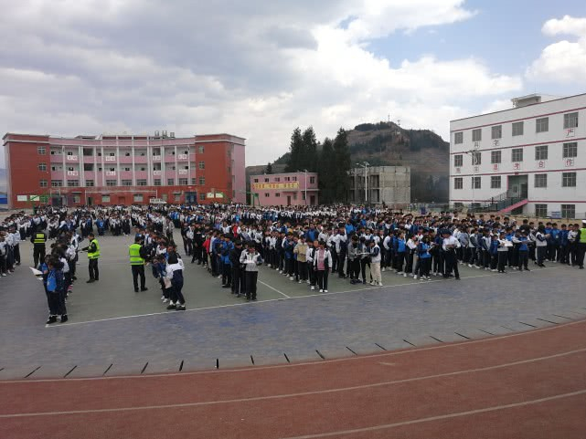 纳雍县龙场中学"铸梦助学基金会"温暖初春