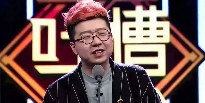 李诞凌晨晒出和女友照片,网友纷纷留言并且送上美好祝福!