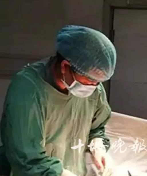 正进行手术的陈丽，右腿跪在椅子上