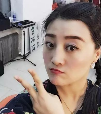 《乡村爱情》中的王云,在现实生活中也很漂亮,老公和她是同门