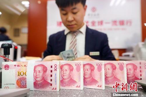 资料图 2月26日，山西省太原市一银行工作人员清点货币。中新社记者 张云 摄