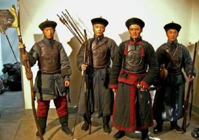 清朝士兵衣服上为何有“兵、勇、卒”,他们不是一家吗?|_新浪新闻
