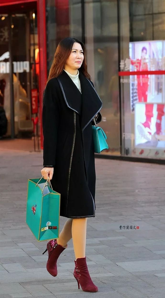 街拍:鞋跟超细的高跟短靴美女