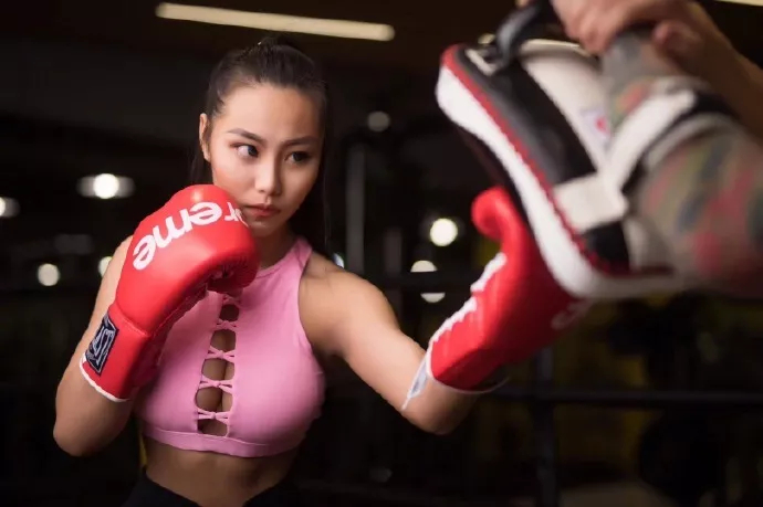 95后女孩挑战UFC中国举牌女郎,通过健身走出人生困境