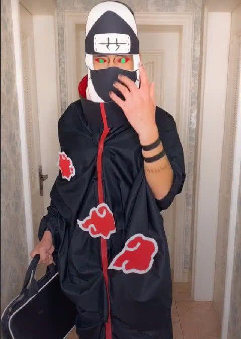 小哥哥灵魂cos角都,被脚上袜子抢镜,网友:是个有味道的角都