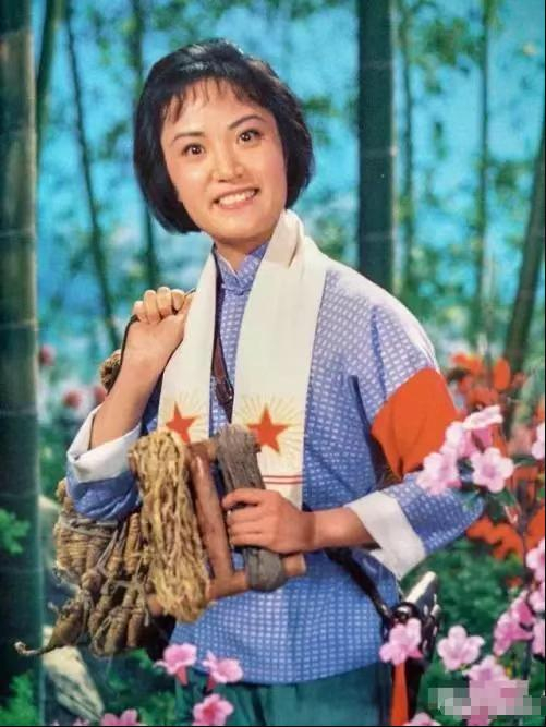 76岁杨春霞近照曝光,因扮演“白骨精”成经典,现满头白发仍健朗|杨春霞|白骨精|白发_新浪新闻