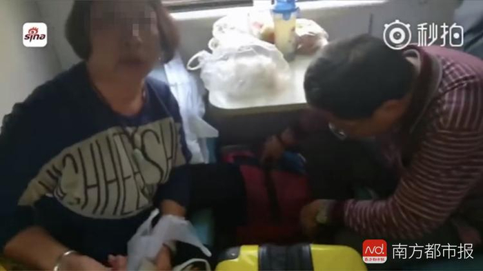 老夫妻买了下铺票，拒绝其他乘客在床下放行李。