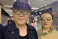 周立波夫妇亲密合影照曝光,乘坐地铁出行玩自拍大秀恩爱