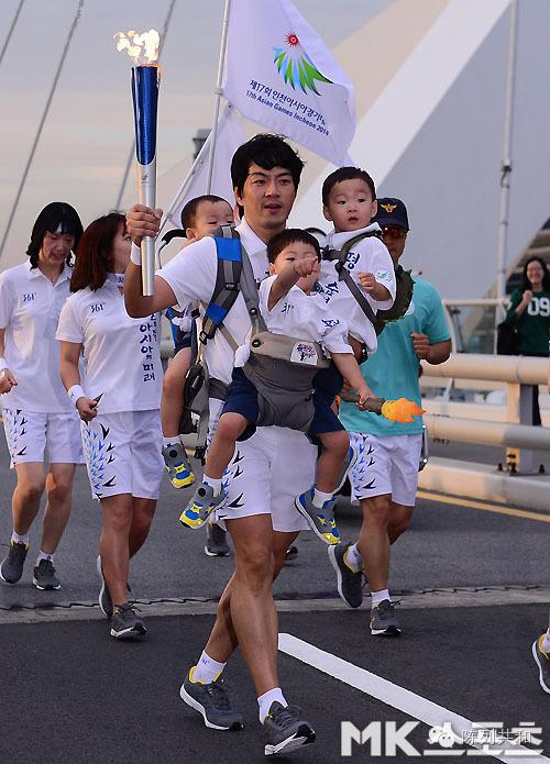 厉害了三胞胎大韩民国万岁爸爸!爸爸力max!