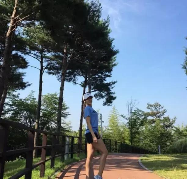 工作之余她还非常喜欢去海边，漫步在细腻的沙滩上~放空心灵~