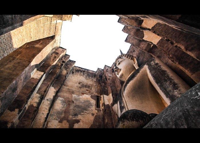 [西春寺内，大佛静静地坐在庙宇之中]