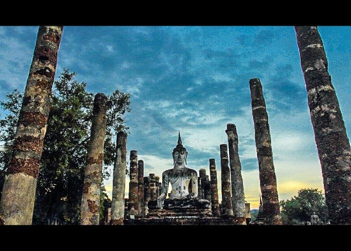 [神态安详的大佛，平静地坐在玛哈泰寺的正中心]