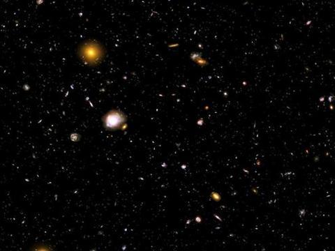 如果以光速飞行，我们能飞到465亿光年外的宇宙边缘吗？