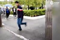 高三学生吃饭速度如百米冲刺:排队也不忘背书