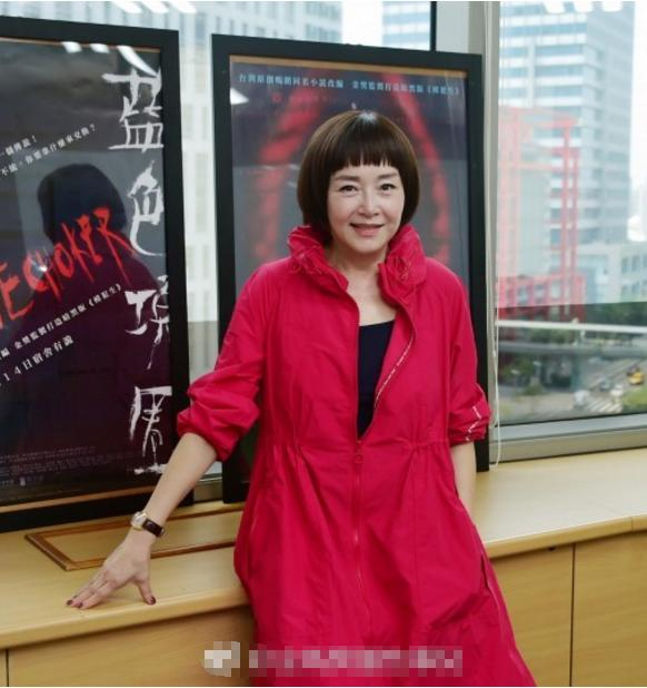 60岁恬妞与女儿近照,年过六旬仍这般优雅,女儿身材壮实偏中性化|恬妞|女儿|身材_新浪新闻