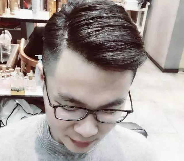 高鼻梁和塌鼻梁男生选择的发型，还真不一样
