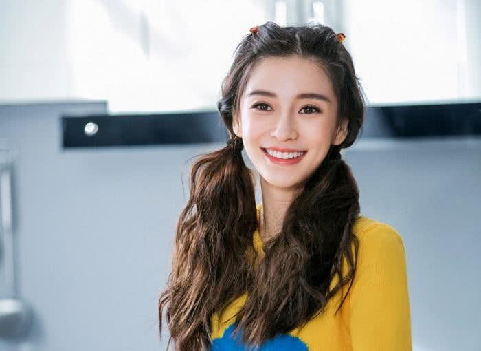 杨颖再次尝试双马尾,身穿黄色上衣化身美厨娘,真是少女感满满|杨颖|双马尾|少女_新浪新闻