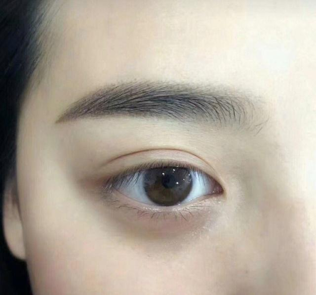 纹眉失败经验总结:不要深棕色,不然后期变红,手法上雾眉最自然