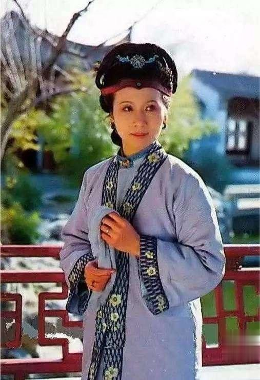 没有老公李纨,为何喜欢平儿,在她身上摸来摸去?!