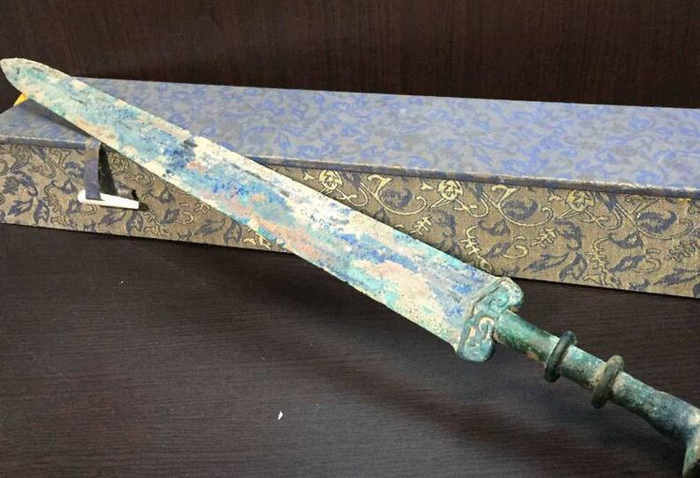 秦始皇兵马俑出土三件逆天武器,网友:现代人穿越带过去的?