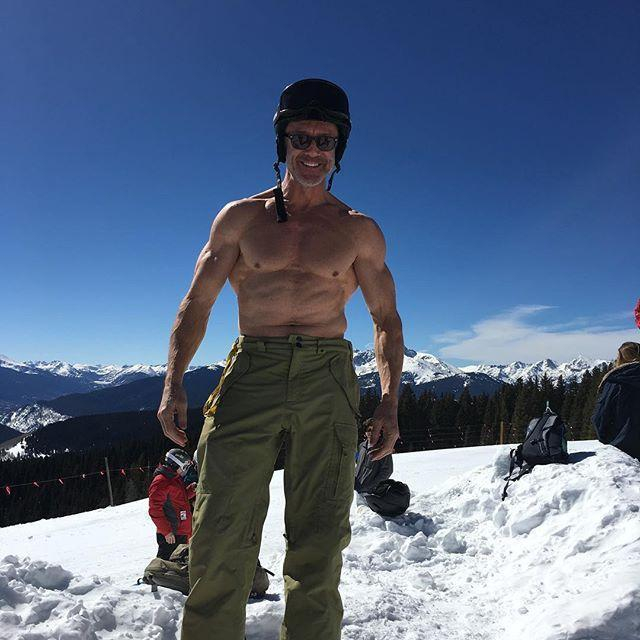 他的皮肤那么好除了健身，还有2个秘诀，一个是用护肤品，一个是滑雪！