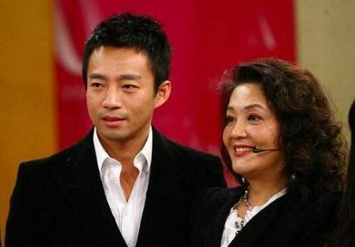 汪小菲爸爸罕见曝光!五官神复制,网友:原来你爸那么帅