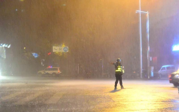 暴雨中的这些颜色, 刷爆了今天的朋友圈!|积水|交警|暴雨|新视觉|台风|排水|生命|市政|登陆|大雨_新浪新闻